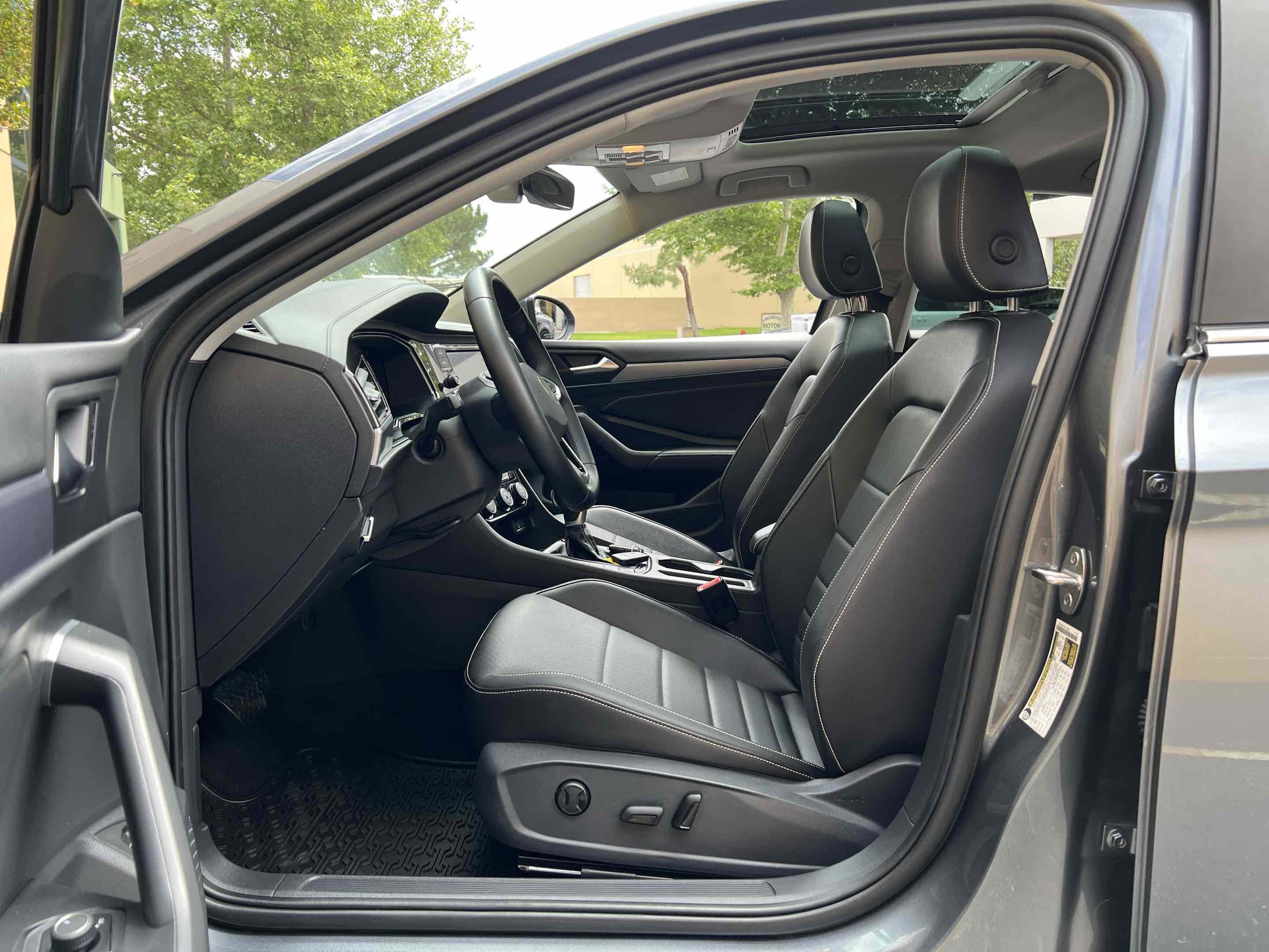 Used 2023 Volkswagen Jetta SE w/ Panoramic Sunroof Package FWD image 4