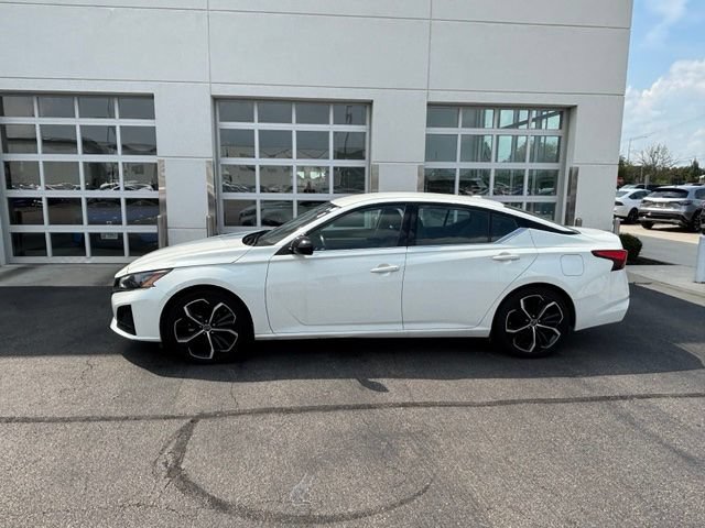 Used 2024 Nissan Altima 2.5 SR FWD image 3