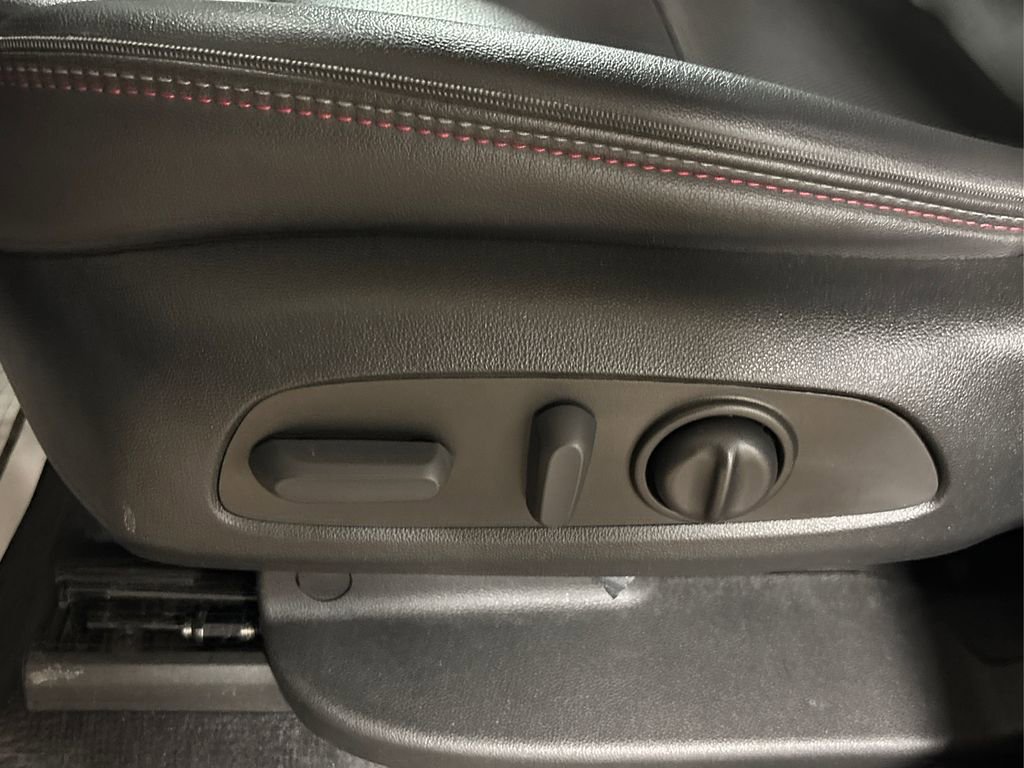 Used 2023 Chevrolet Traverse RS image 40