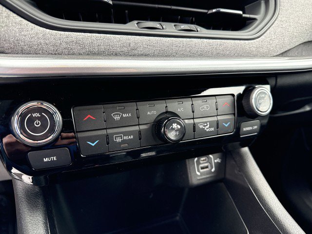 Used 2025 Jeep Compass Latitude w/ Convenience Group image 16
