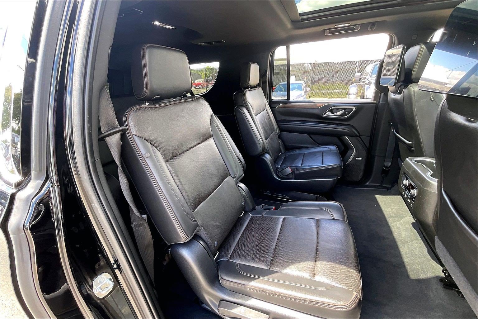 Used 2021 Chevrolet Suburban High Country w/ Premium Package AWD/4WD image 32