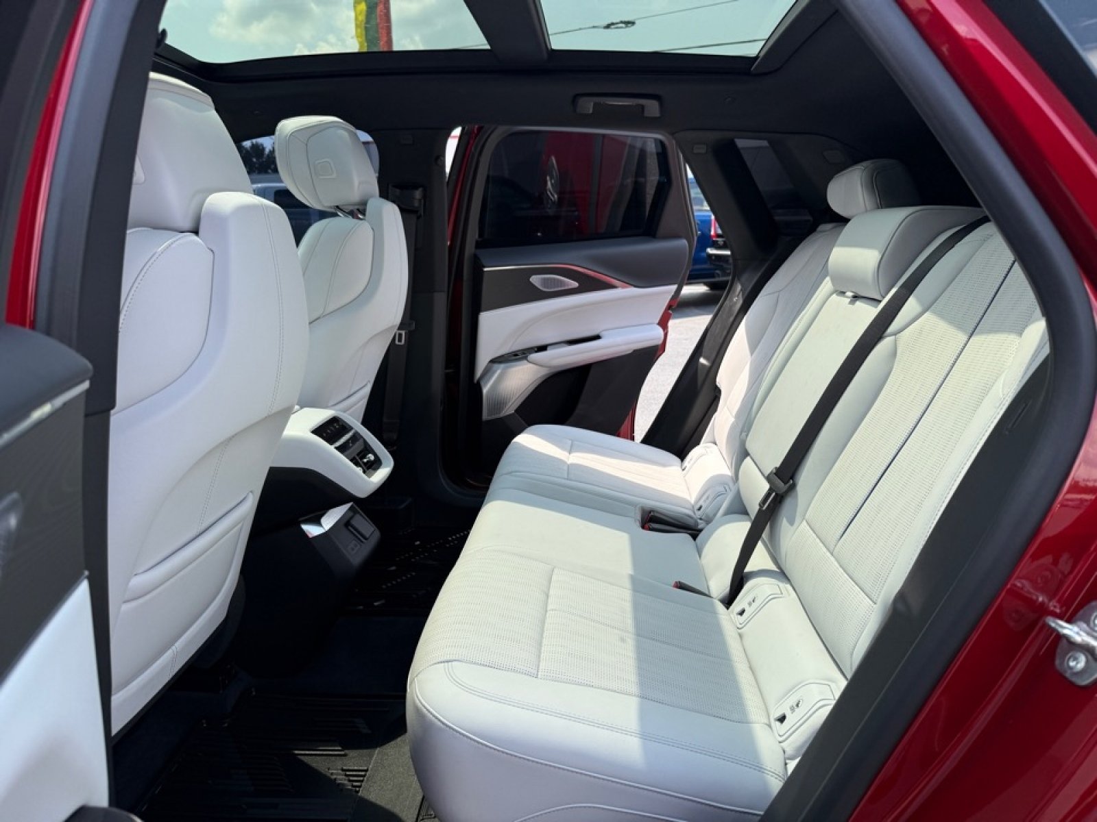 Used 2024 Cadillac Lyriq Sport AWD/4WD image 30