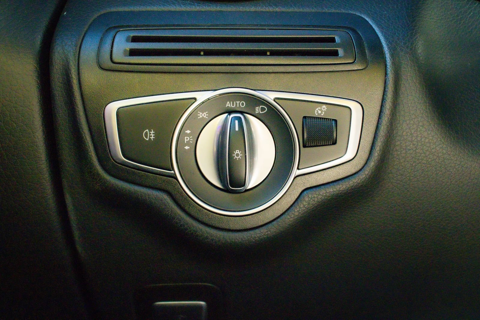 Used 2021 Mercedes-Benz GLC 300 w/ AMG Line image 19