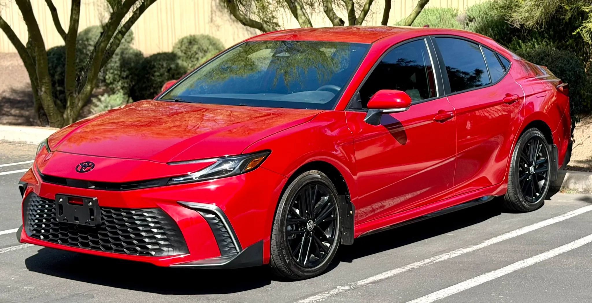 Used 2025 Toyota Camry SE w/ Convenience Package image 3