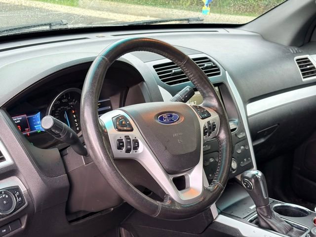 Used 2014 Ford Explorer XLT w/ Equipment Group 202A AWD/4WD image 13