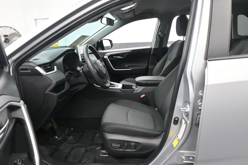 Used 2025 Toyota RAV4 XLE AWD/4WD image 11