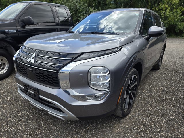 Used 2022 Mitsubishi Outlander SE image 2