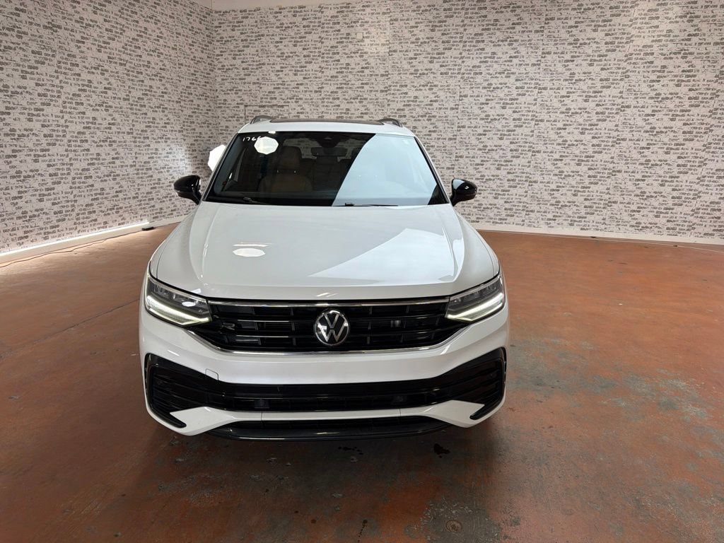Used 2024 Volkswagen Tiguan SE R-Line FWD image 2