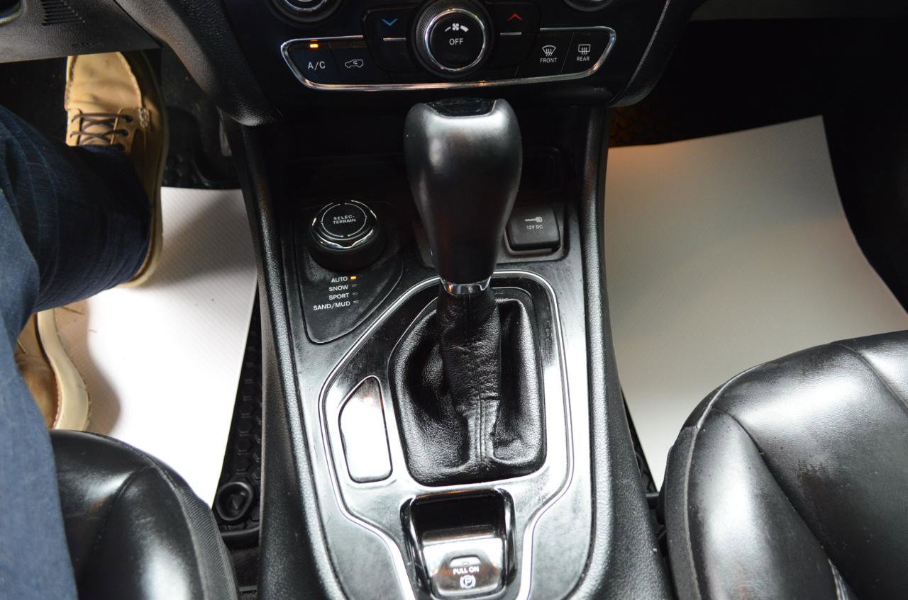 Used 2019 Jeep Cherokee Latitude Plus AWD/4WD image 27