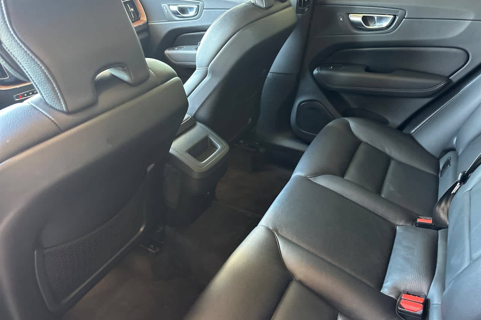 Used 2023 Volvo XC60 B5 Plus AWD/4WD image 4