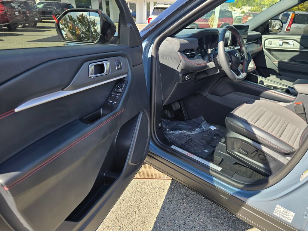 Certified 2025 Ford Explorer ST-Line w/ Premium Package AWD/4WD image 15