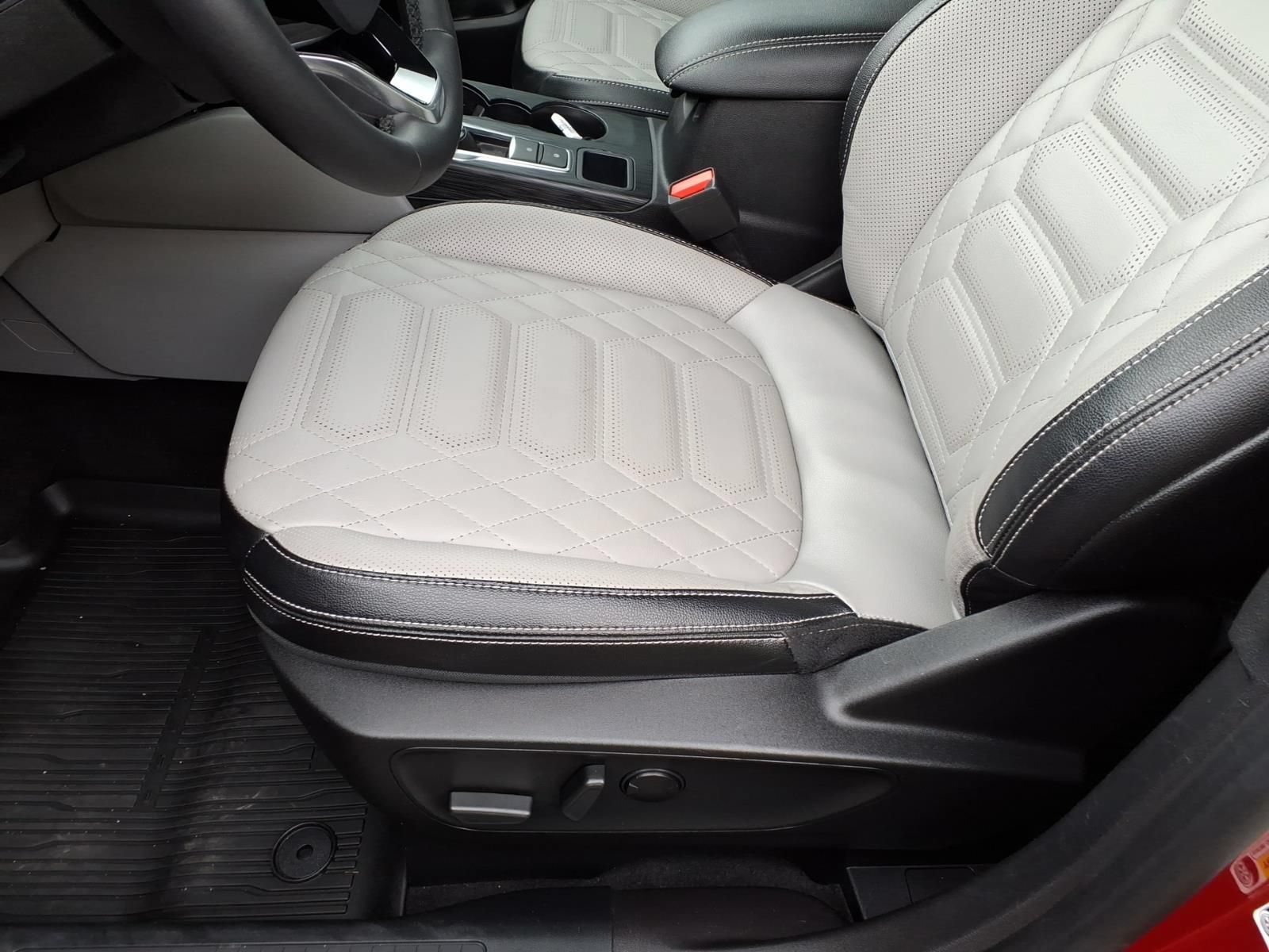 Used 2023 Ford Escape Platinum w/ Premium Technology Package AWD/4WD image 18