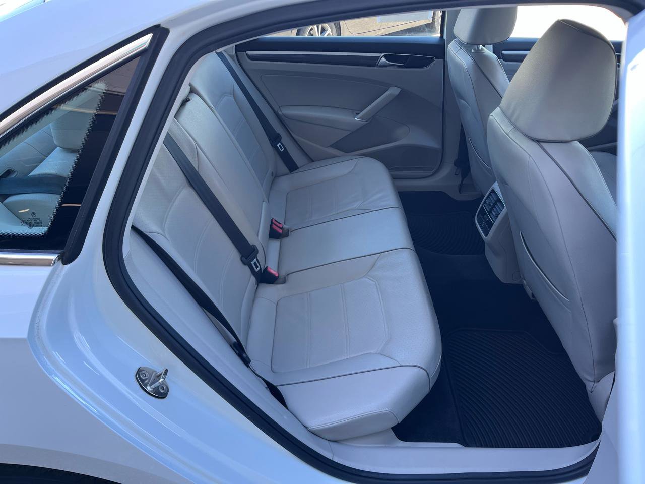 Used 2018 Volkswagen Passat 2.0T SE FWD image 14