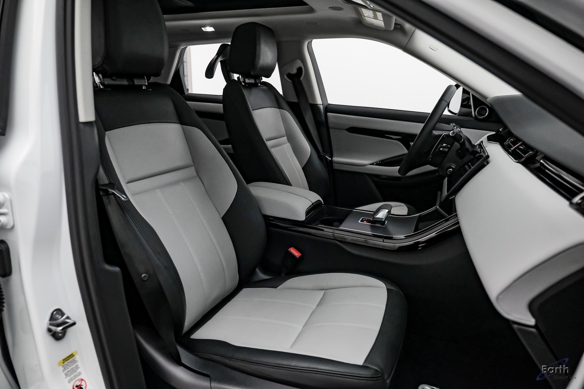 Used 2024 Land Rover Range Rover Evoque Dynamic SE image 44