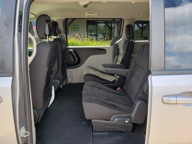 Used 2018 Dodge Grand Caravan SE w/ UConnect Hands-Free Group FWD image 12