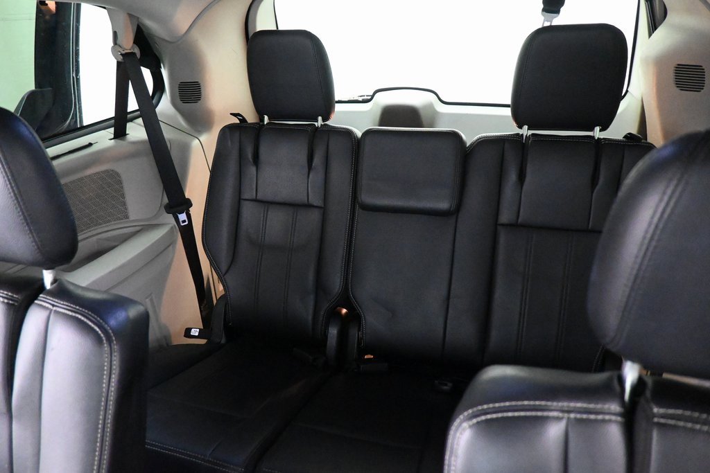 Used 2013 Chrysler Town & Country Touring image 15