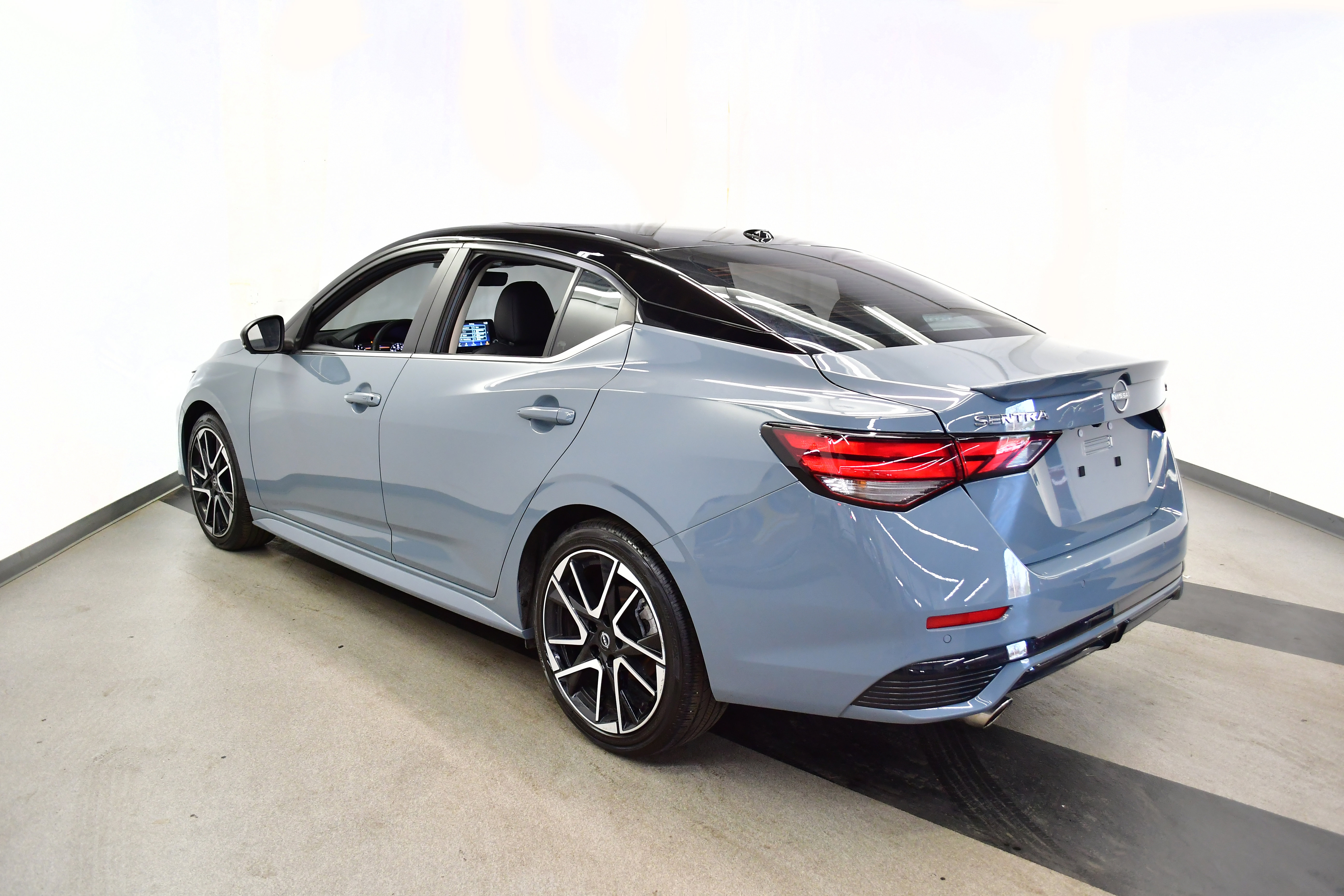Used 2025 Nissan Sentra SR w/ SR Premium Package image 5