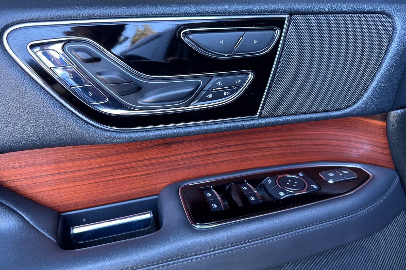 Used 2023 Lincoln Navigator L Reserve w/ Monochromatic Package image 11