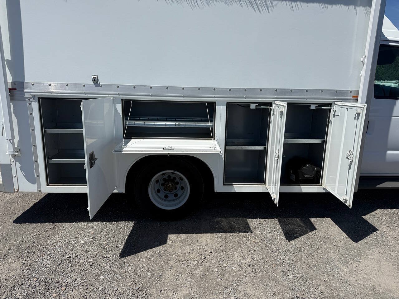 Used 2005 Ford E-350 and Econoline 350 Super Duty RWD image 22