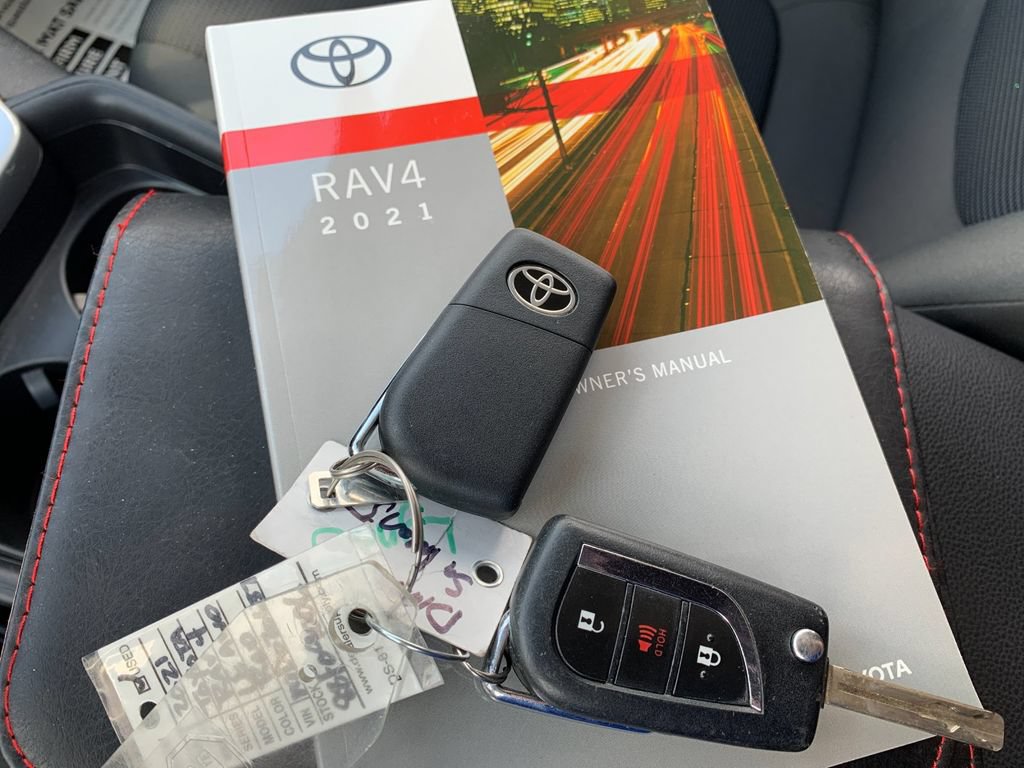 Used 2021 Toyota RAV4 LE AWD/4WD image 9