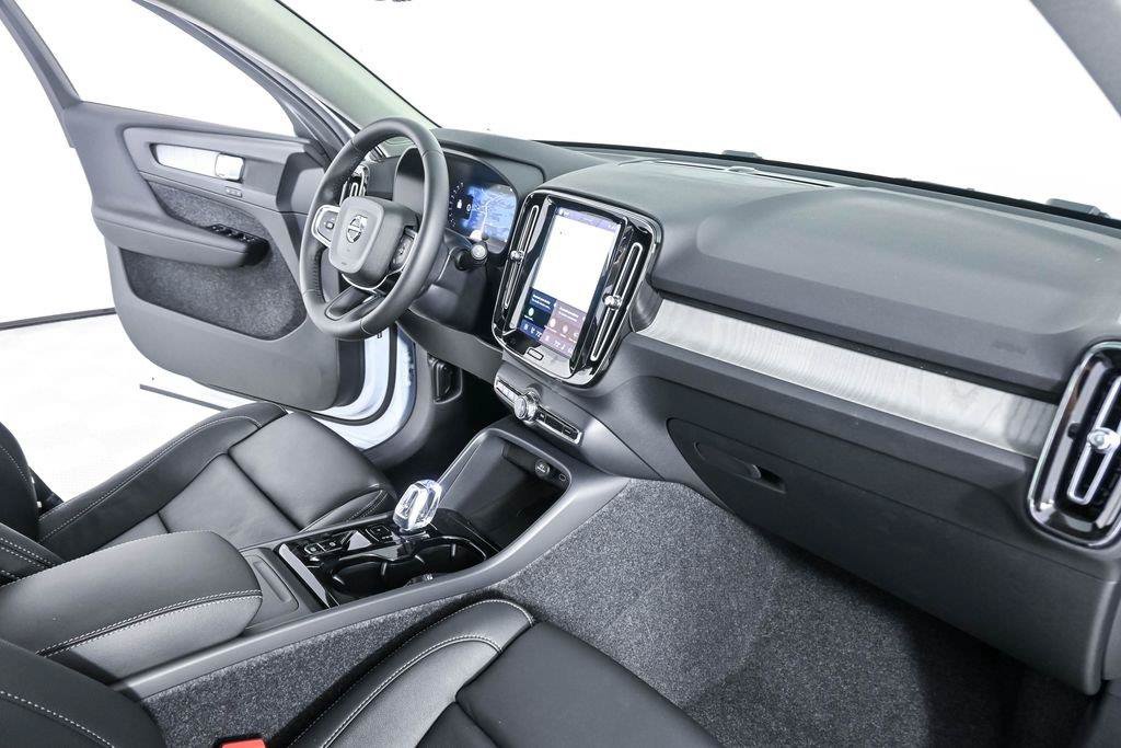 New 2026 Volvo XC40 B5 Plus w/ Protection Package Premier AWD/4WD image 23
