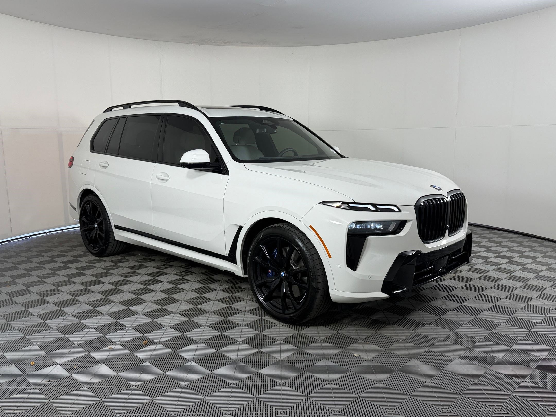 Used 2026 BMW X7 xDrive40i w/ M Sport Package image 7