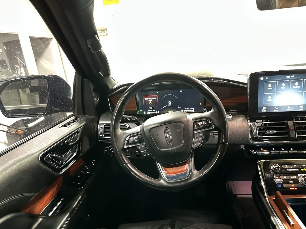 Used 2018 Lincoln Navigator Premiere image 11