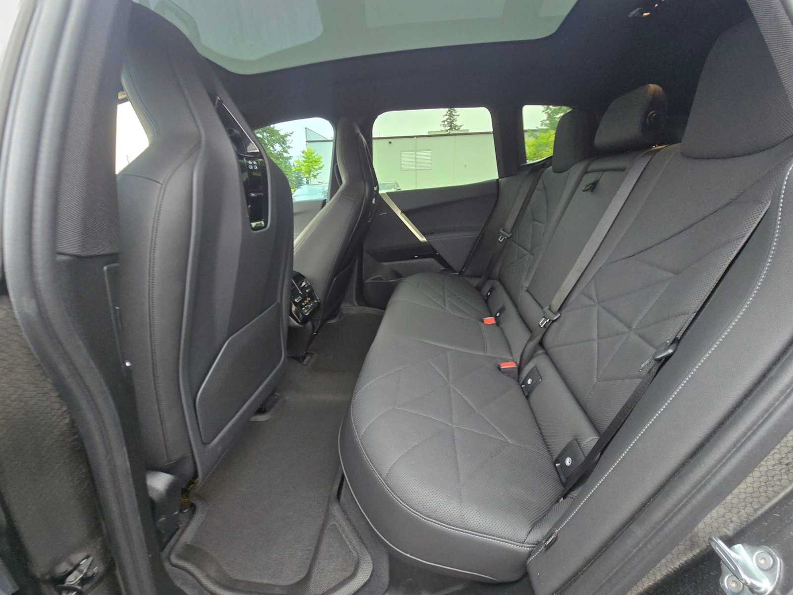 Used 2023 BMW iX xDrive50 w/ Sport Package AWD/4WD image 16