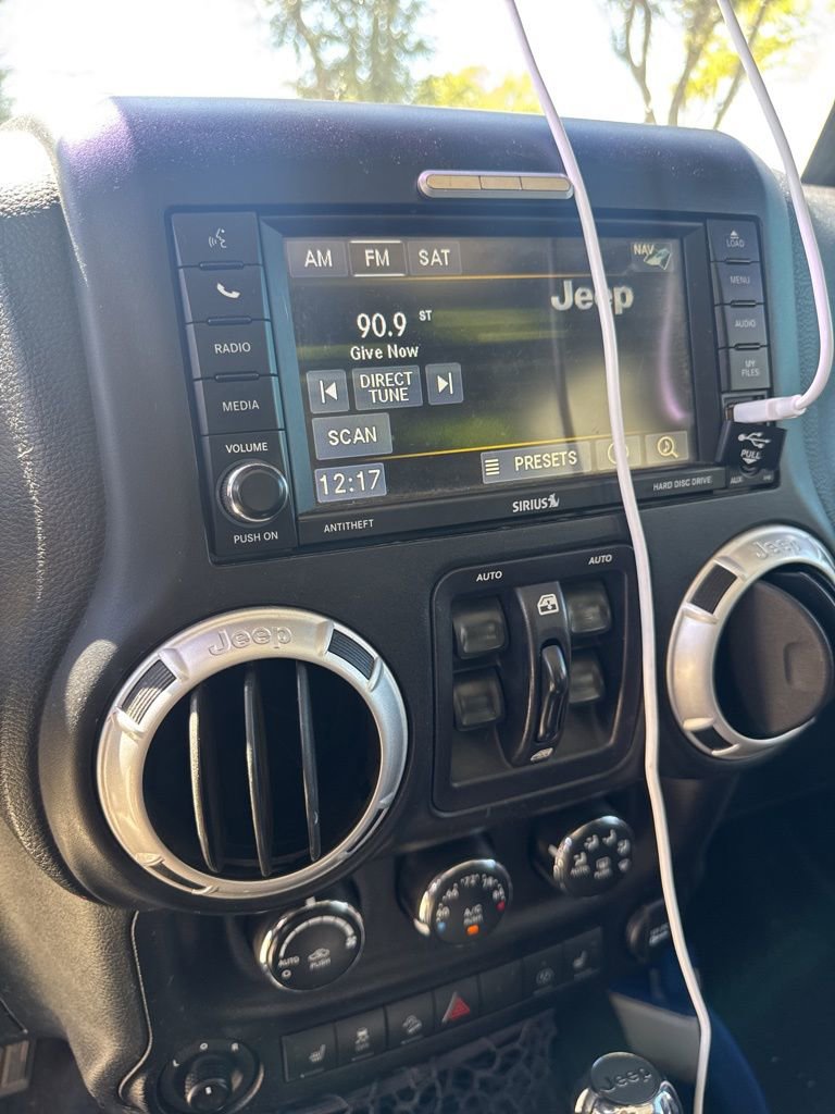 Used 2016 Jeep Wrangler Unlimited Rubicon w/ Connectivity Group image 8