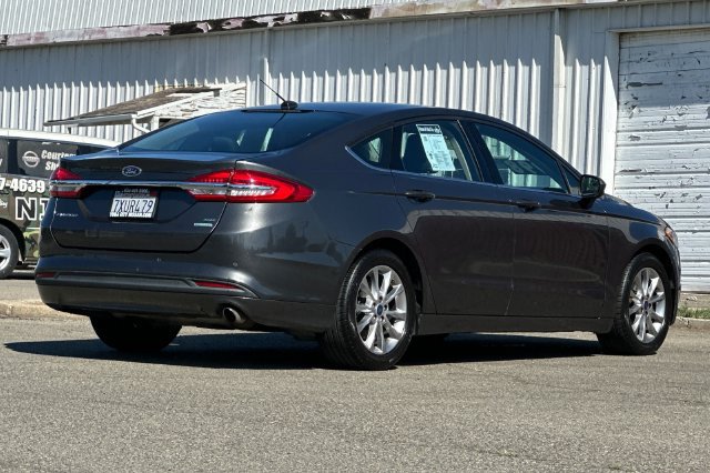 Used 2017 Ford Fusion SE w/ Fusion SE Technology Package FWD image 4