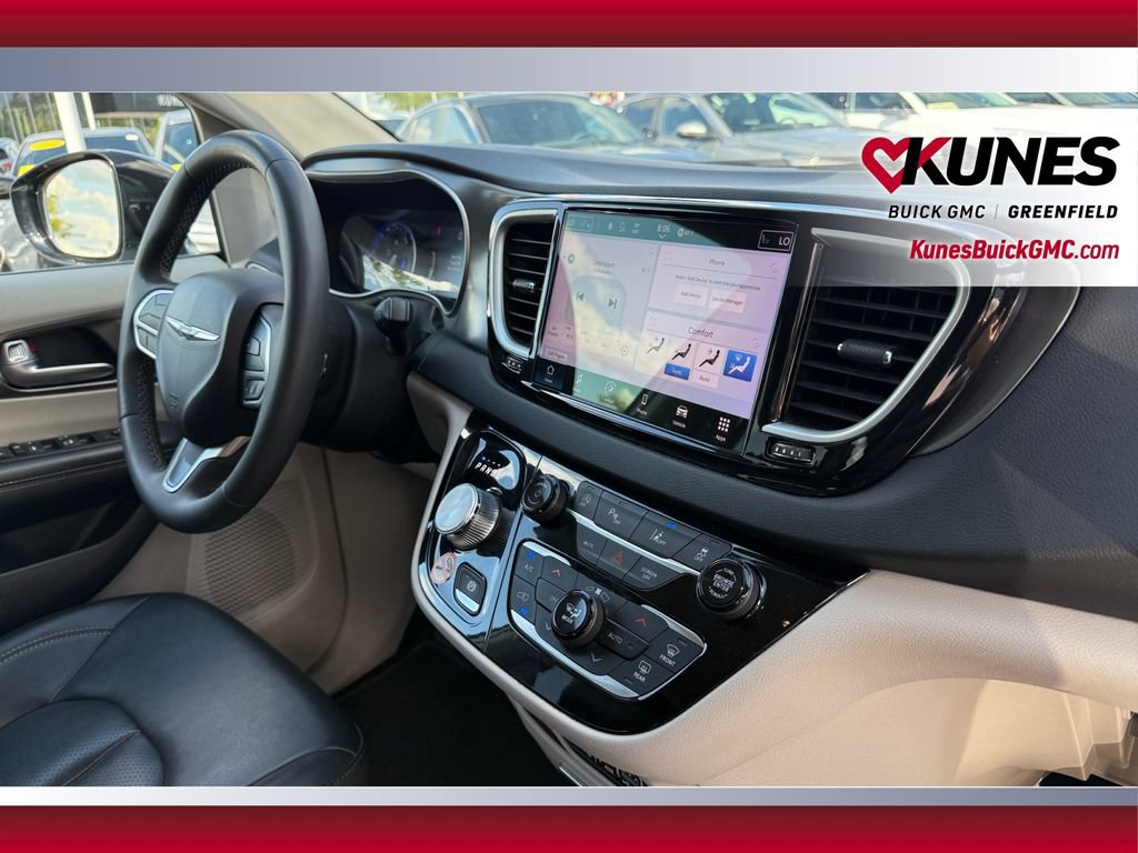 Used 2024 Chrysler Pacifica Touring-L FWD image 36