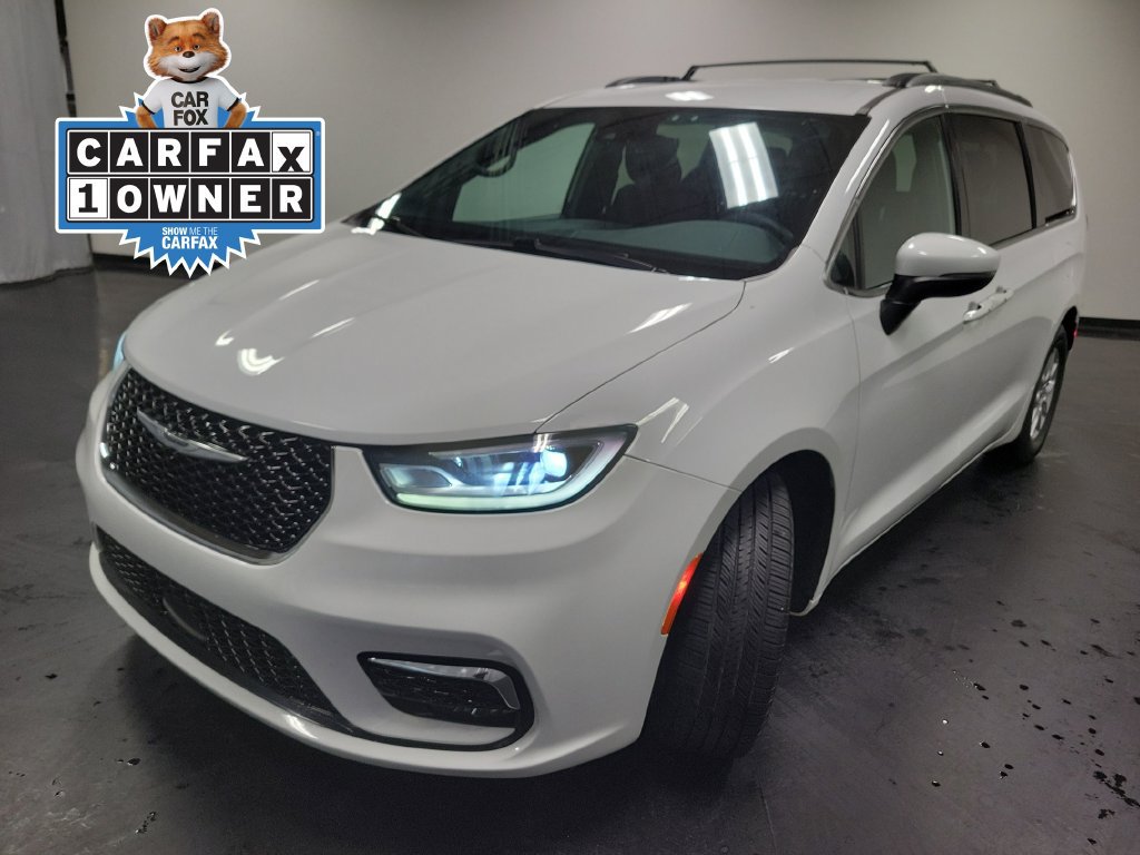 Used 2023 Chrysler Pacifica Touring FWD image 5
