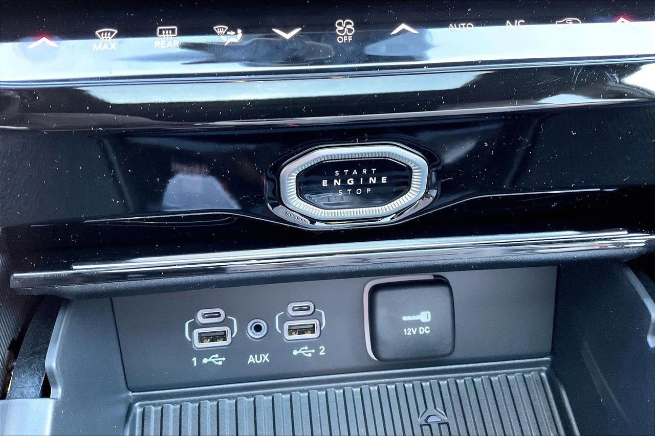 New 2026 Jeep Grand Cherokee Altitude image 19