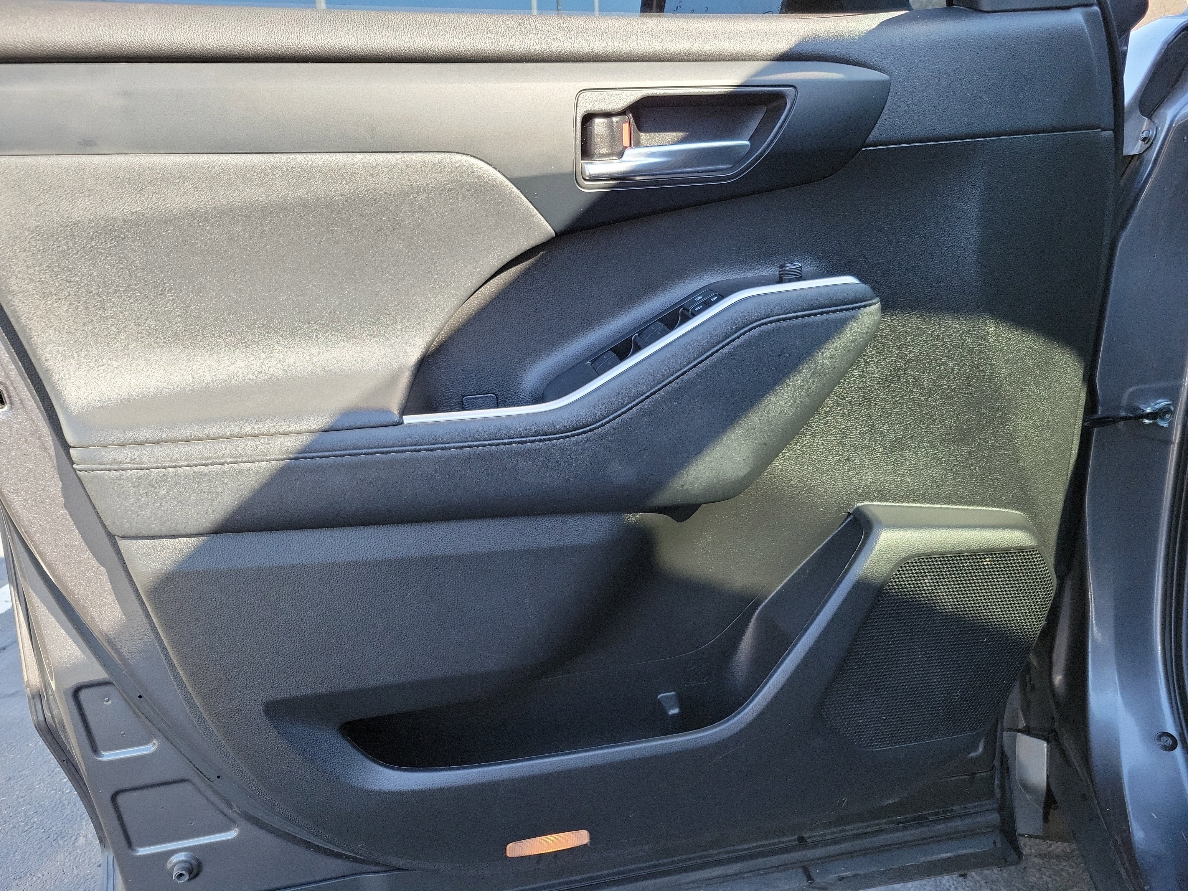 Used 2021 Toyota Highlander XLE image 19