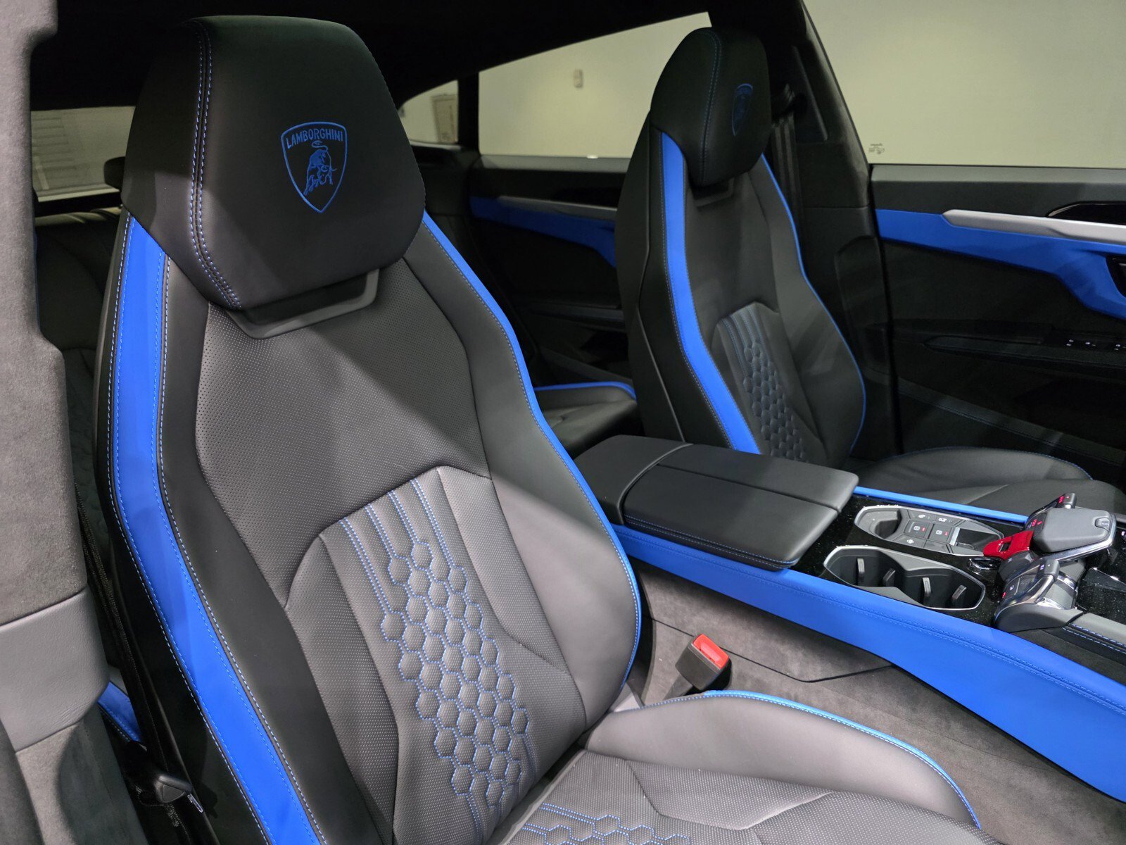 Used 2025 Lamborghini Urus SE image 24