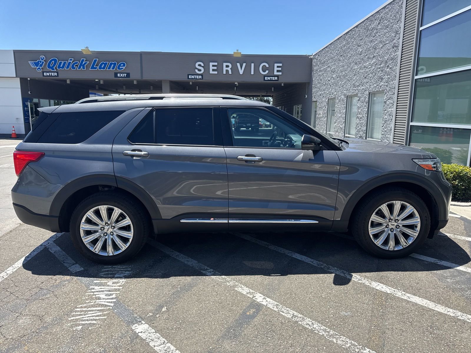 Used 2021 Ford Explorer Limited w/ Hybrid Equipment Group 310A AWD/4WD image 6