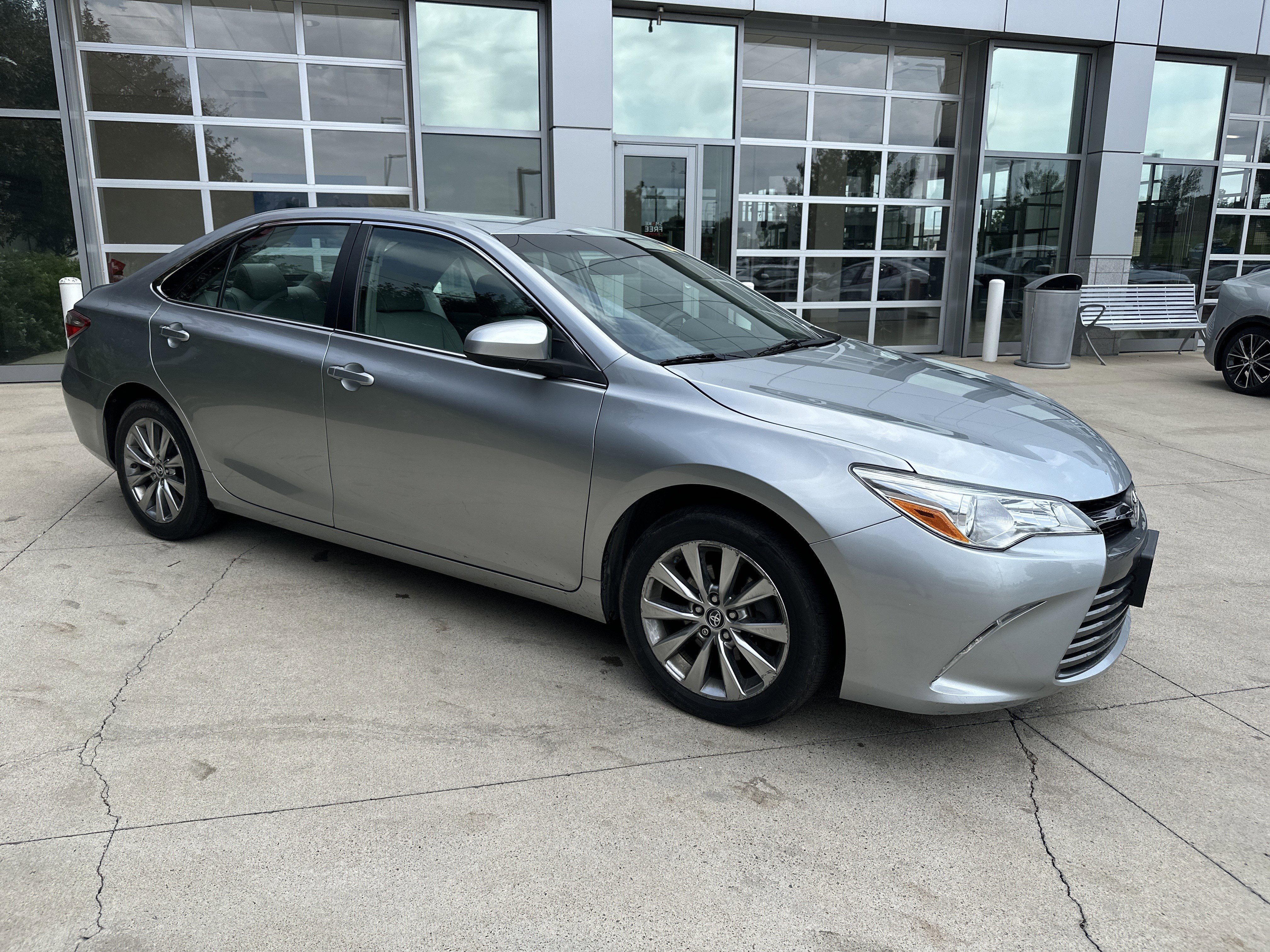 Used 2017 Toyota Camry XLE FWD image 2
