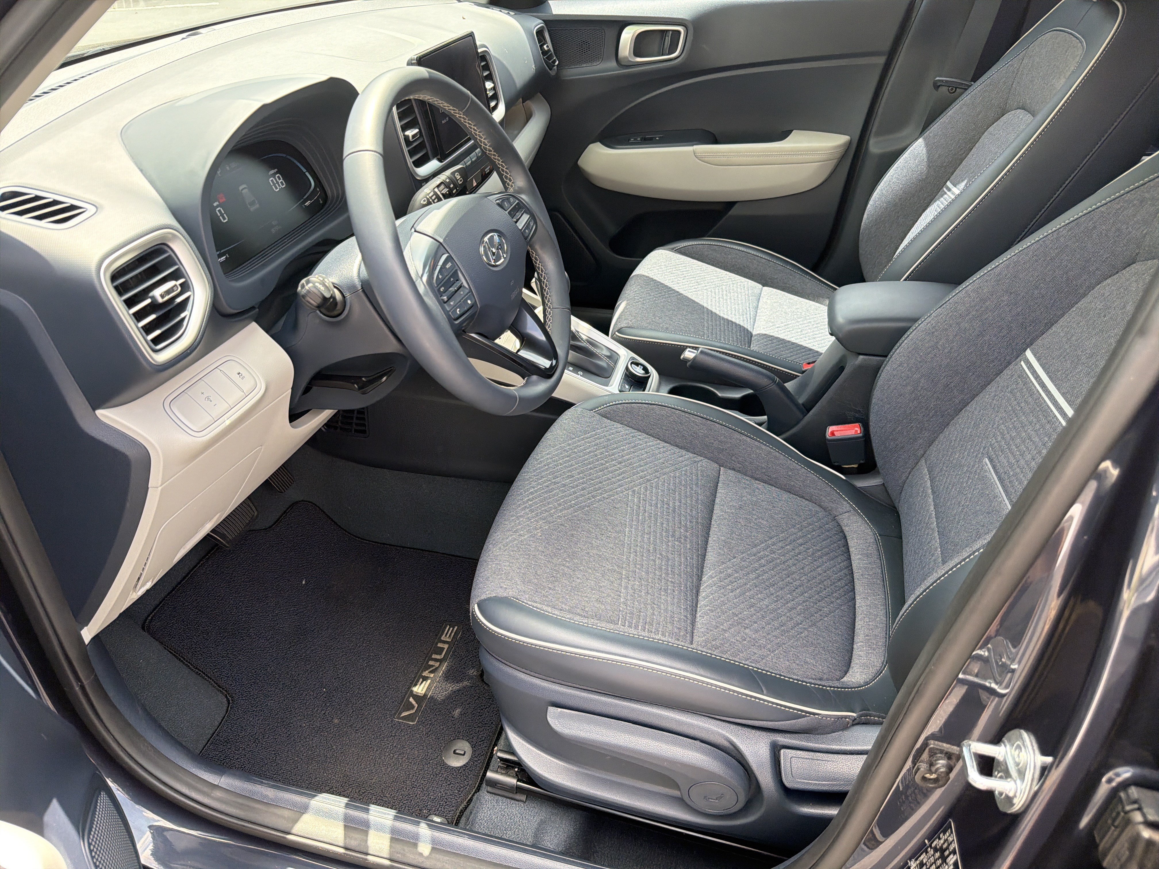Used 2023 Hyundai Venue Limited FWD image 9