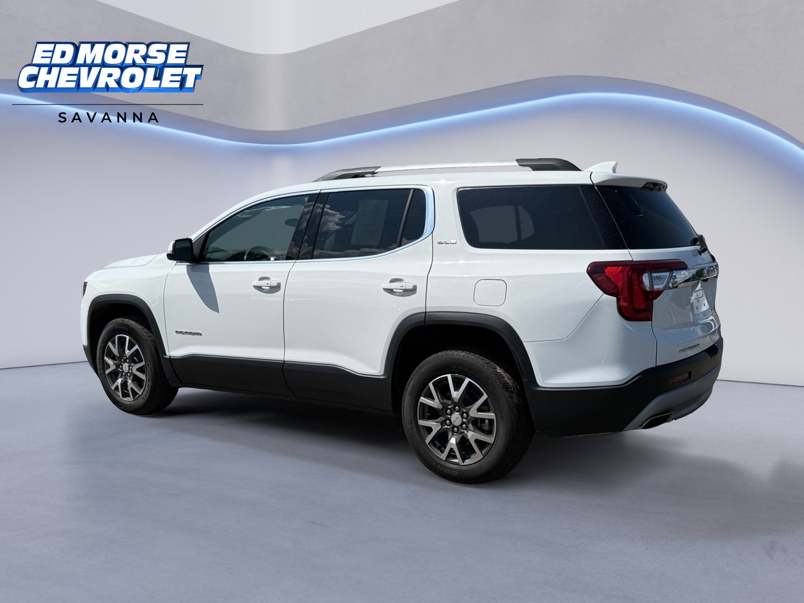 Used 2023 GMC Acadia SLE w/ Driver Convenience Package image 3