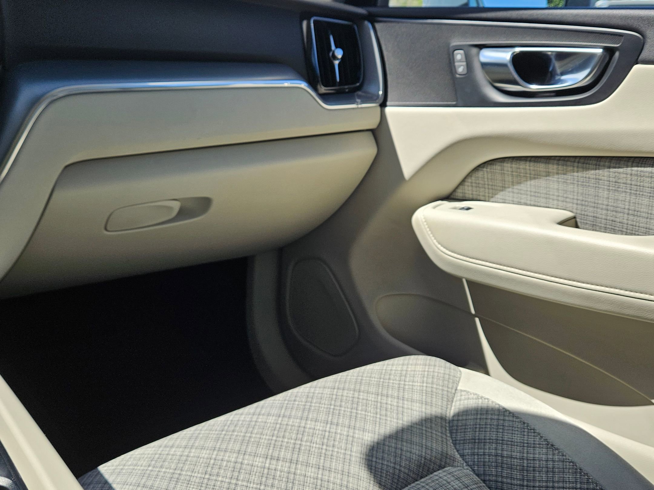 Used 2022 Volvo XC60 B5 Momentum image 11