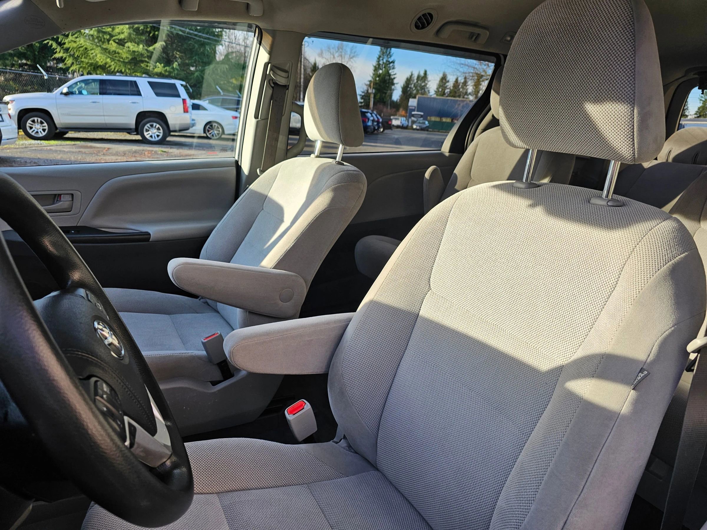 Used 2020 Toyota Sienna L image 23