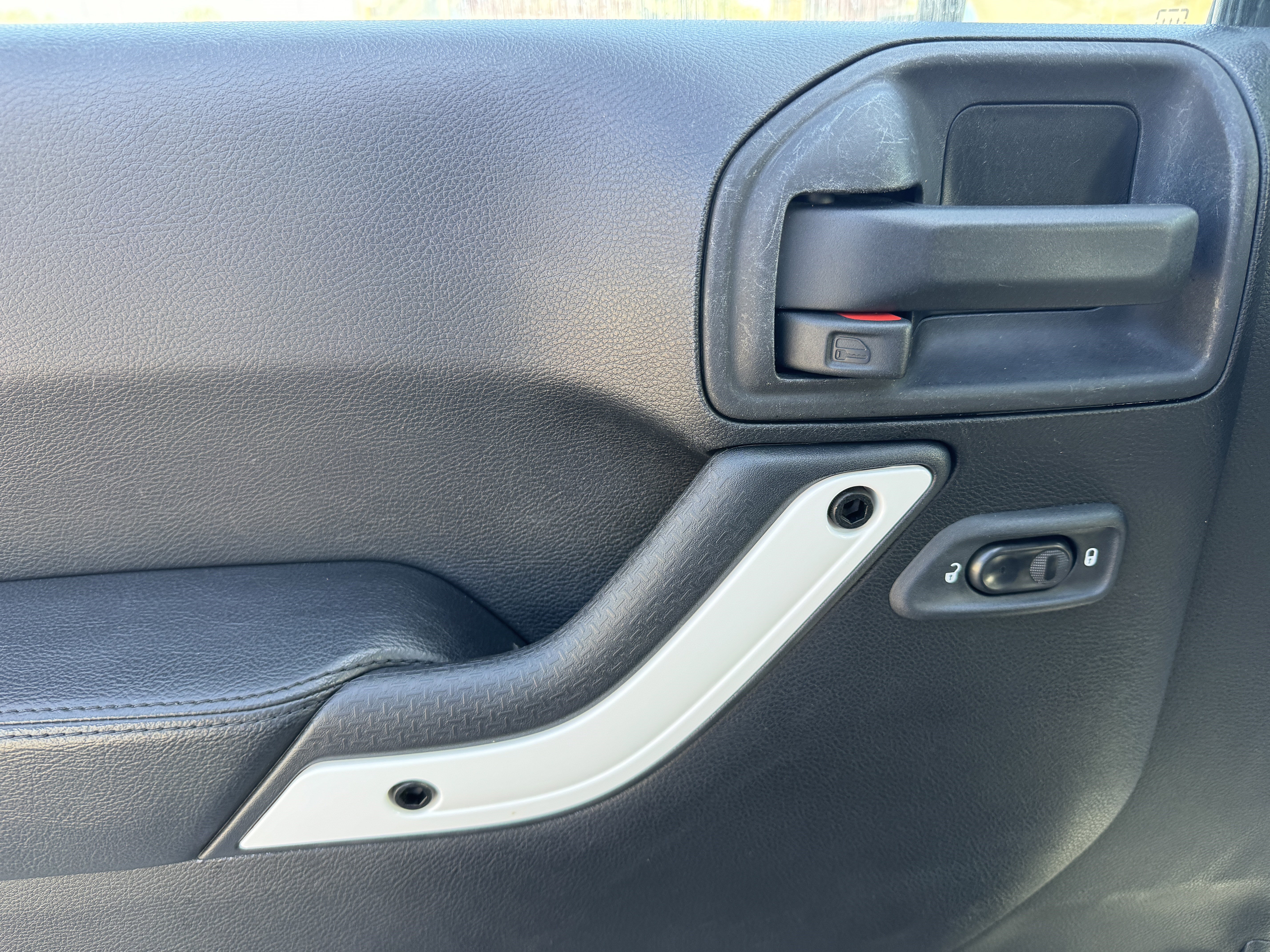 Used 2015 Jeep Wrangler Unlimited Sahara AWD/4WD image 9