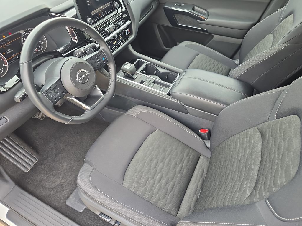 Used 2025 Nissan Pathfinder SV FWD image 17