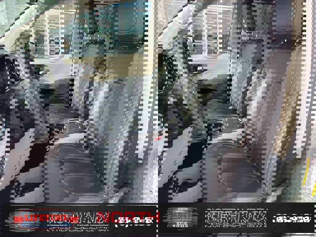 Used 2024 Chrysler Pacifica Touring-L image 4