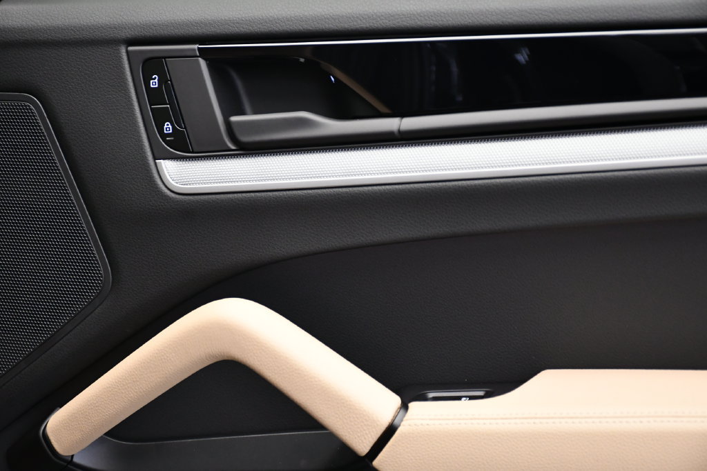 Certified 2025 Porsche Cayenne E-Hybrid Coupe AWD/4WD image 54