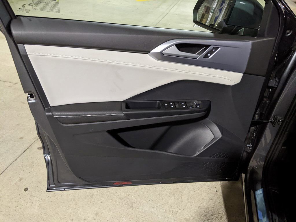 New 2025 Volkswagen Taos SE image 9