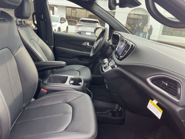 New 2026 Chrysler Pacifica Select image 24