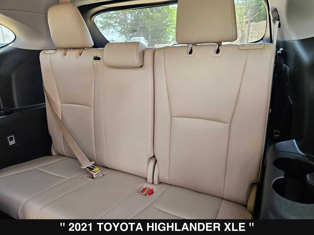 Used 2021 Toyota Highlander XLE AWD/4WD image 18