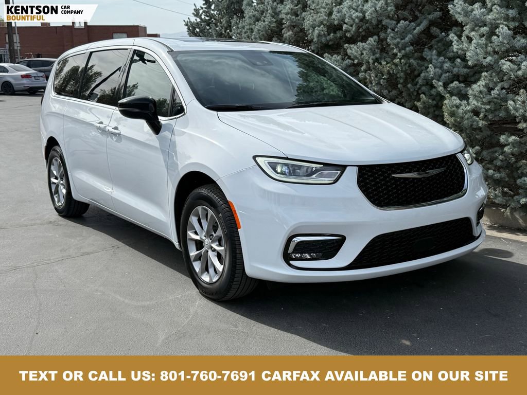 Used 2026 Chrysler Pacifica Limited image 12