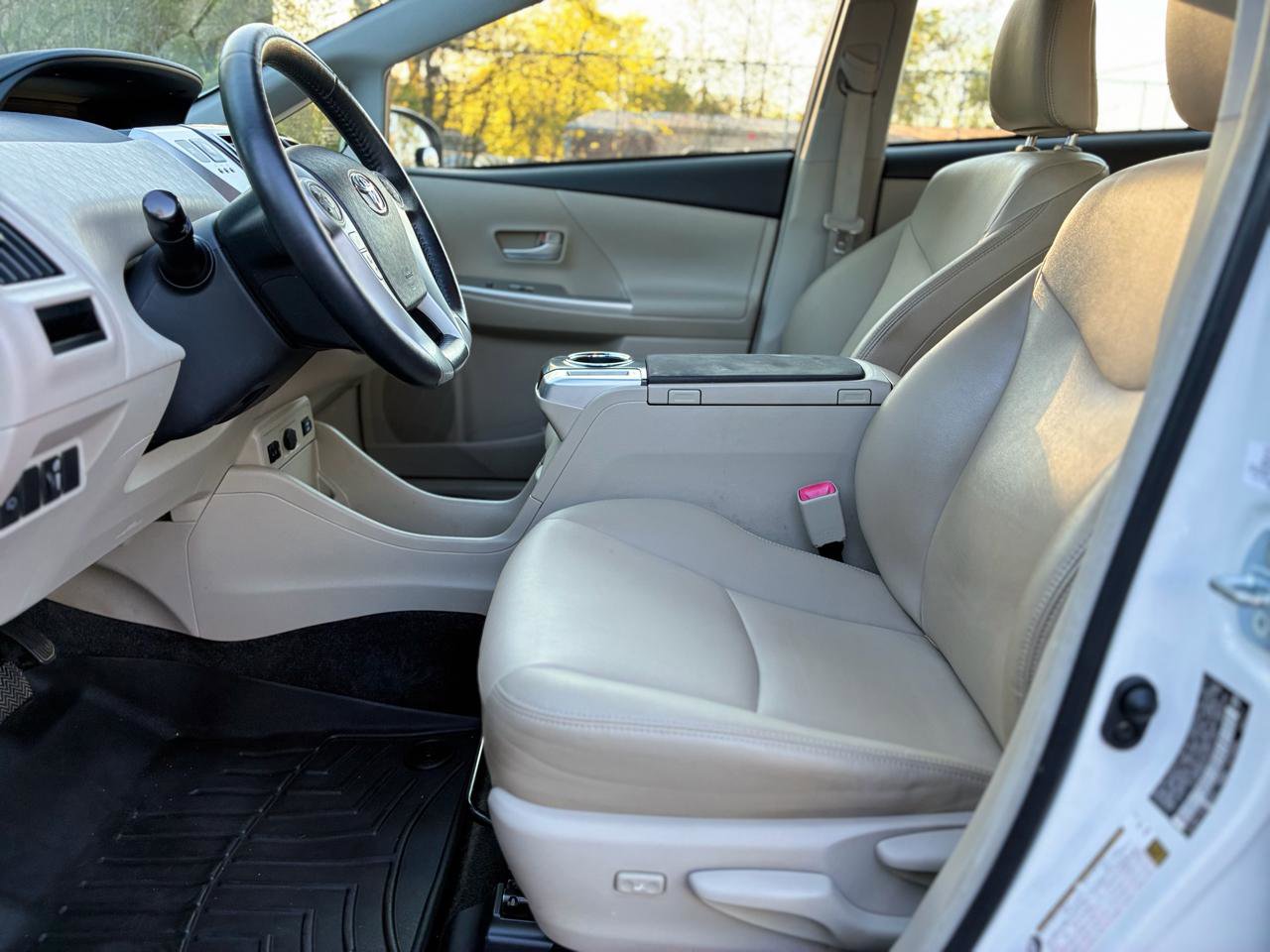 Used 2014 Toyota Prius V Five image 12